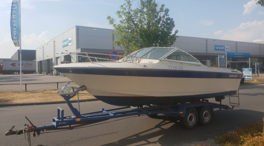 Century speedboot met motorschade