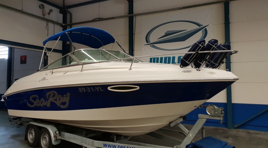 Sea Ray 215 Express Cruiser