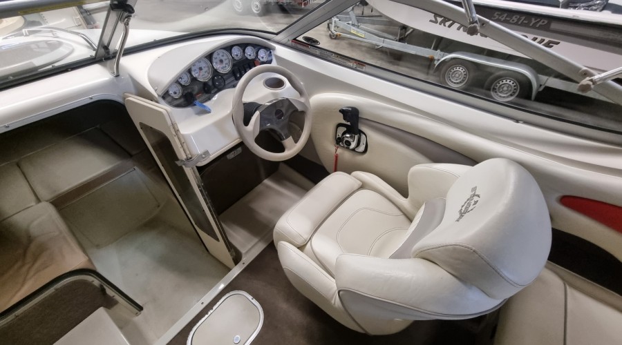 Stingray 205 CX 5.0 MPI met trailer en slechts 149 uur